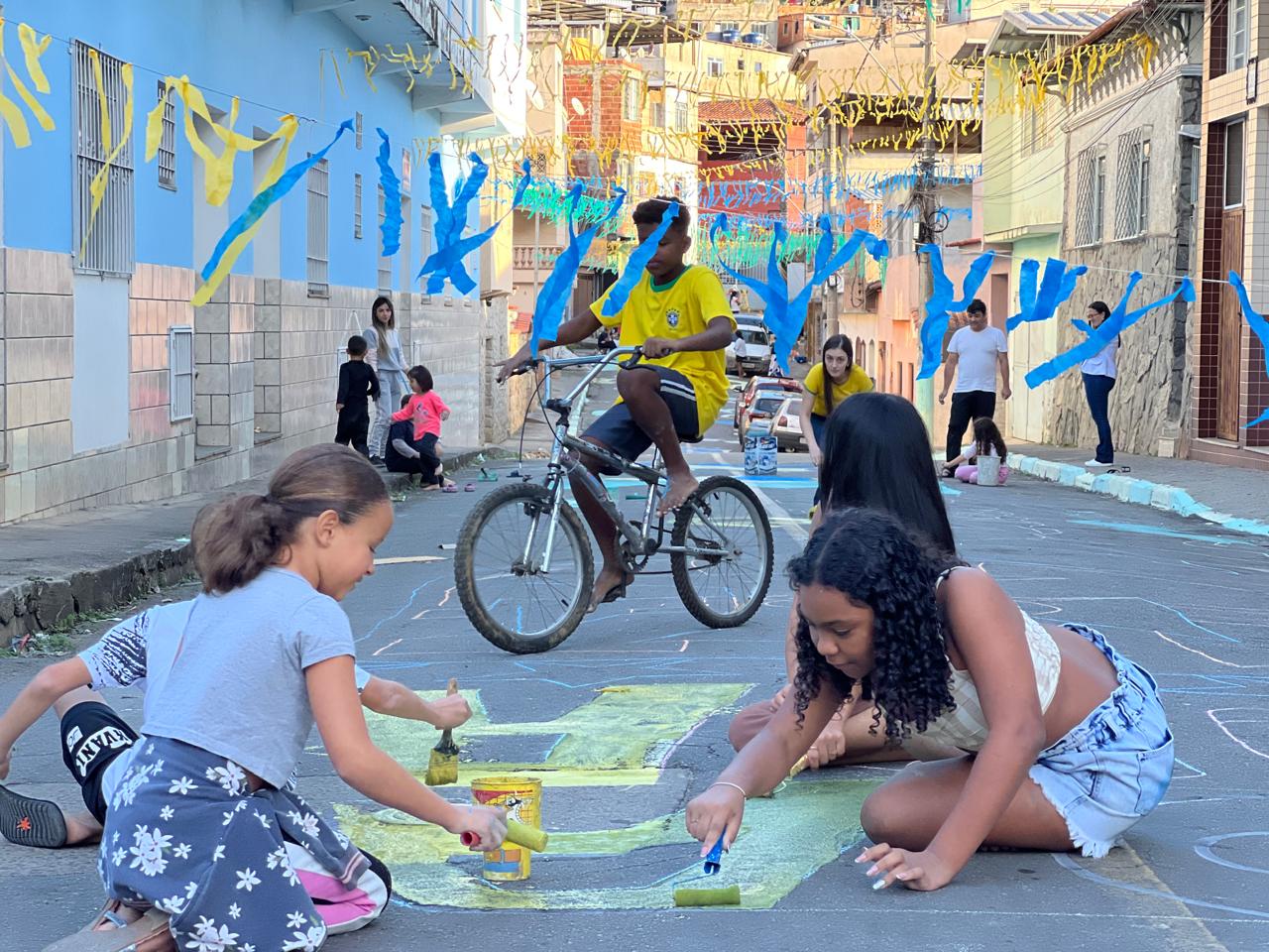 Clima de Copa: moradores enfeitam rua no Bairro N.S. Aparecida em Santos Dumont
